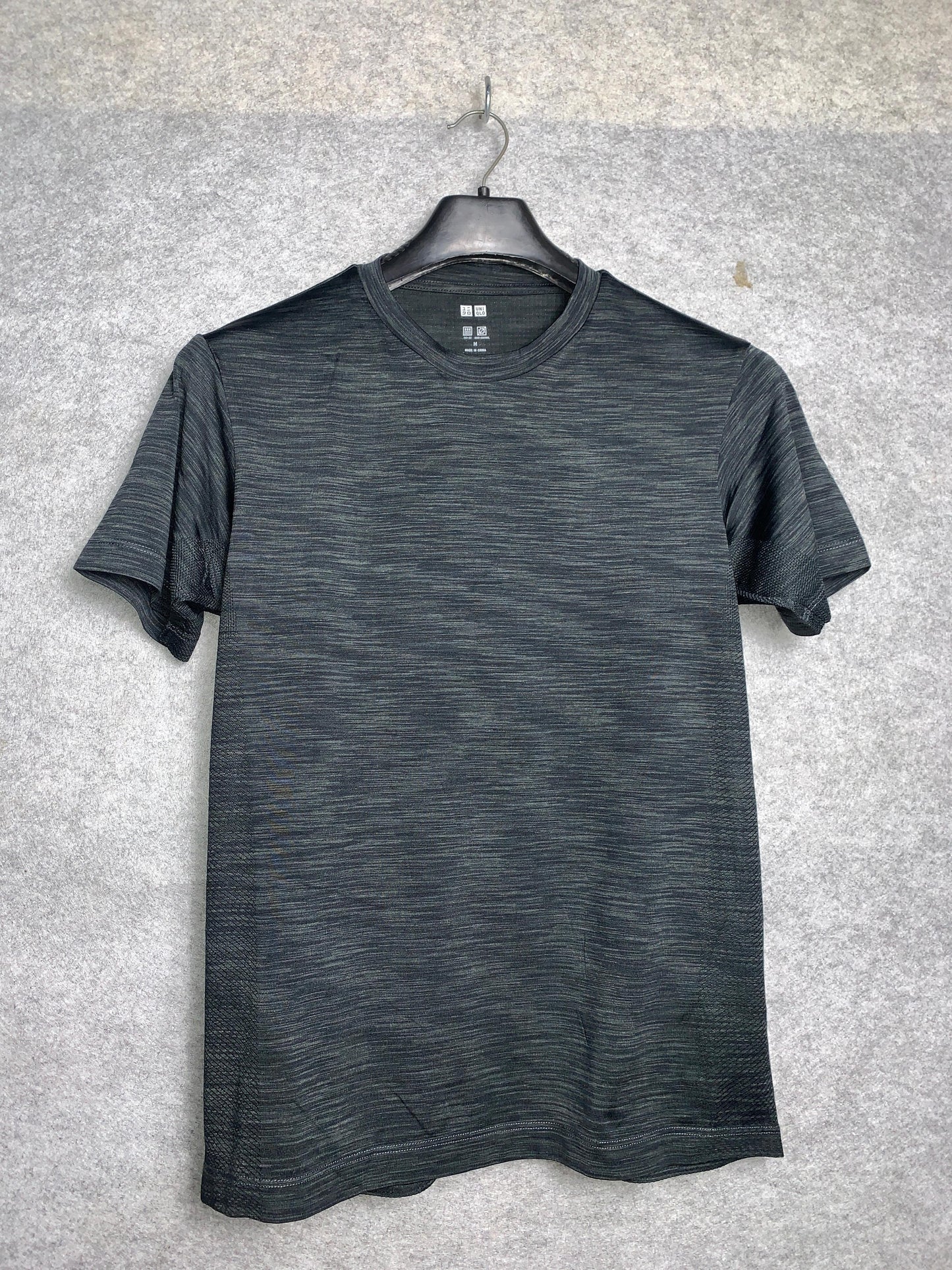 Uniqlo Round Neck - Medium