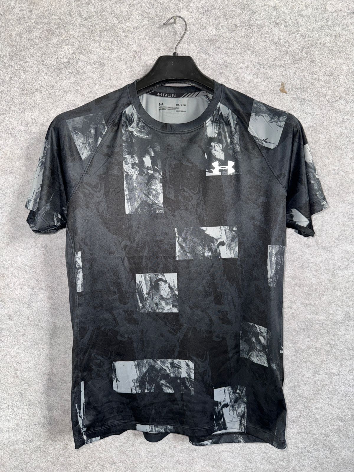 Under Armour Round Neck Tee - Medium