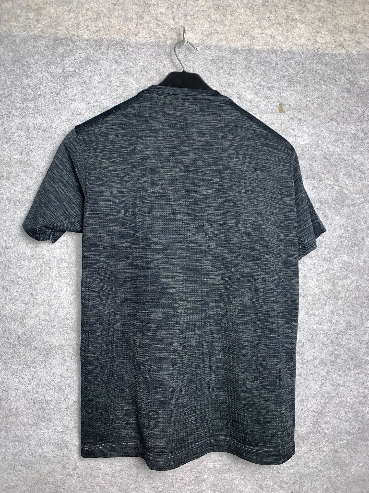 Uniqlo Round Neck - Medium