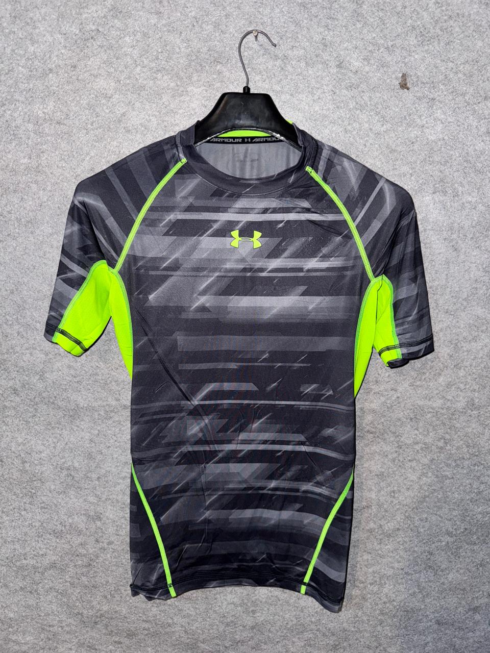 Under Amrour Fitted - Large