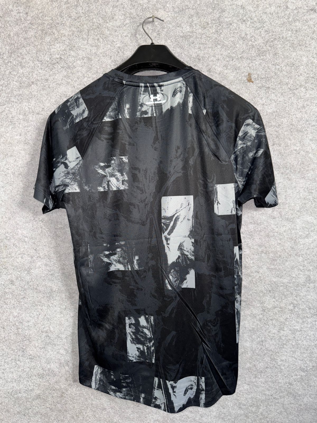 Under Armour Round Neck Tee - Medium