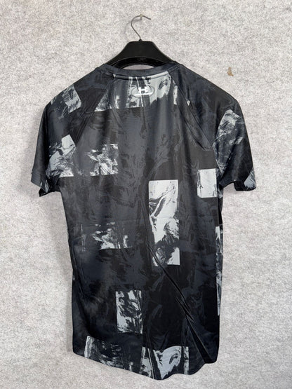 Under Armour Round Neck Tee - Medium